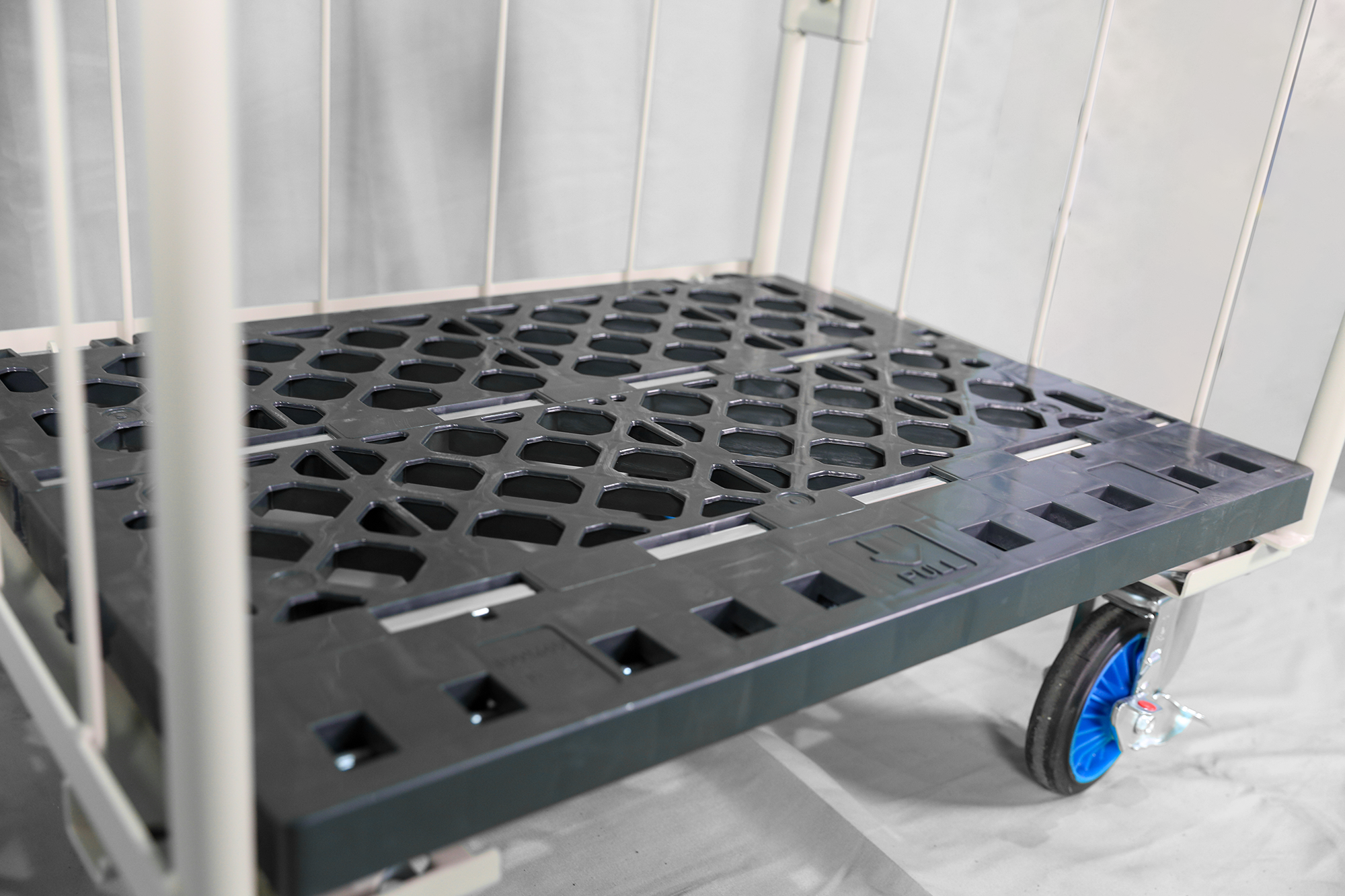 床板にワンタッチロックシステム